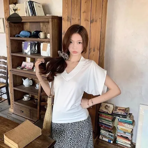 Áo phông nữ cổ tim dáng rộng